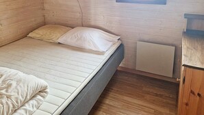A small, single-bed room with wooden walls, a window, and a radiator. - 6 Person Holiday Home in Nordli (Lierne)