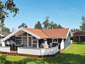 House | Outdoor dining - 6 Person Holiday Home in Vaeggerlose (Vaeggerlose)