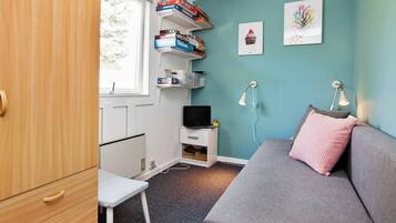 2 bedrooms, cribs/infant beds, internet
