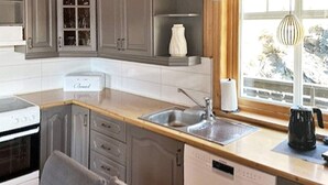 A kitchen with a dishwasher, oven, and a sink. - Holiday Home in Selje (Stad)
