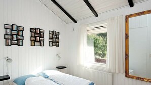 2 bedrooms, cribs/infant beds