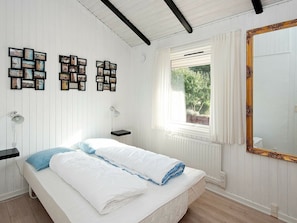 2 bedrooms, cribs/infant beds