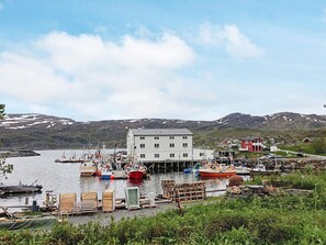 House | Marina - 7 Person Holiday Home in Breivikbotn (Hasvik)