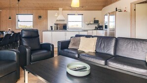 Un interior moderno con comedor, sofá y cocina.