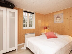 2 bedrooms, cribs/infant beds