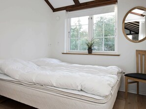 4 bedrooms, cribs/infant beds