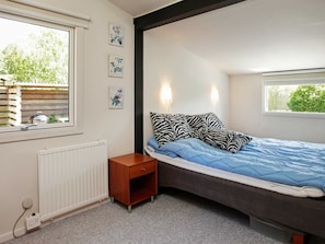 3 bedrooms, cribs/infant beds
