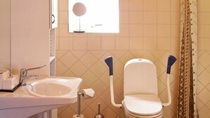 Bathtub - 6 Person Holiday Home in Hamnvik (Ibestad)