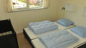 4 bedrooms, cribs/infant beds