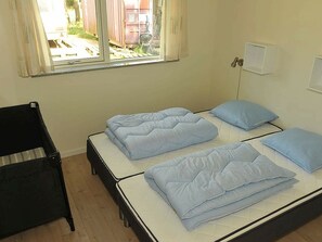 4 bedrooms, cribs/infant beds