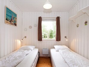 3 bedrooms, cribs/infant beds