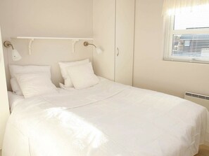 3 bedrooms, cribs/infant beds
