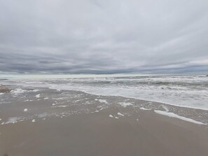 A beach with waves and a cloudy sky. - 5 Star Holiday Home in Hjorring (Hjørring)