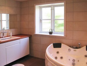 Spa treatment - 6 Person Holiday Home in Allinge (Allinge)
