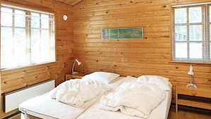 3 bedrooms, cribs/infant beds