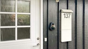 Eine Tür mit Fenster, Klingel und Briefkasten mit der Nummer 137.