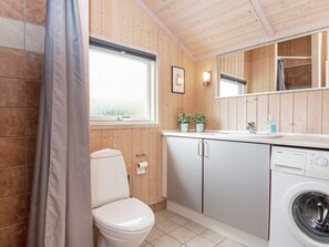 House | Bathroom - 6 Person Holiday Home in Hemmet (Hemmet)