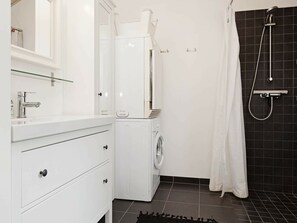 Bathroom - Charming Holiday Home in Ebeltoft (Ebeltoft)