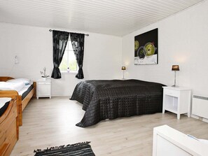 5 bedrooms, cribs/infant beds