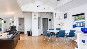 Un espace de vie moderne comprenant un coin repas, un canapé et une cuisine.