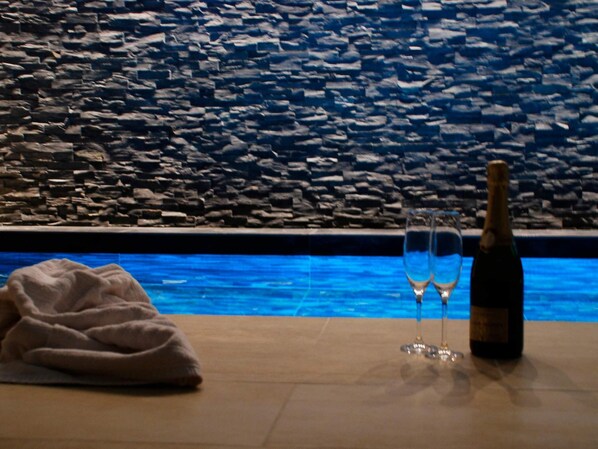 Casa | Piscina | Una piscina cubierta, una piscina al aire libre