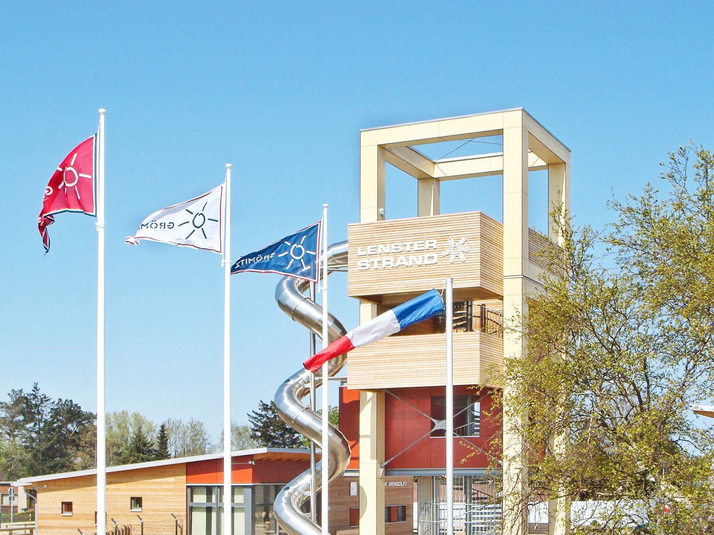 Un edificio moderno con un letrero llamativo que dice 'LENSTER STRAND'.