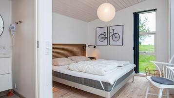 3 bedrooms, cots/infant beds