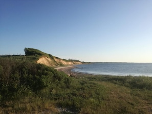 A coastal landscape with a sandy beach, grassy dunes, and a clear sky. - Pet Friendly Holiday Home in Bogense with Hot Tub (Bogense)