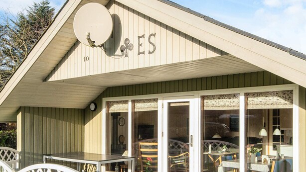 A building with a sign reading "ES" and the number "10". - Classic Retreat in Bork Havn - By Traum Ferienwohnungen (Hemmet)