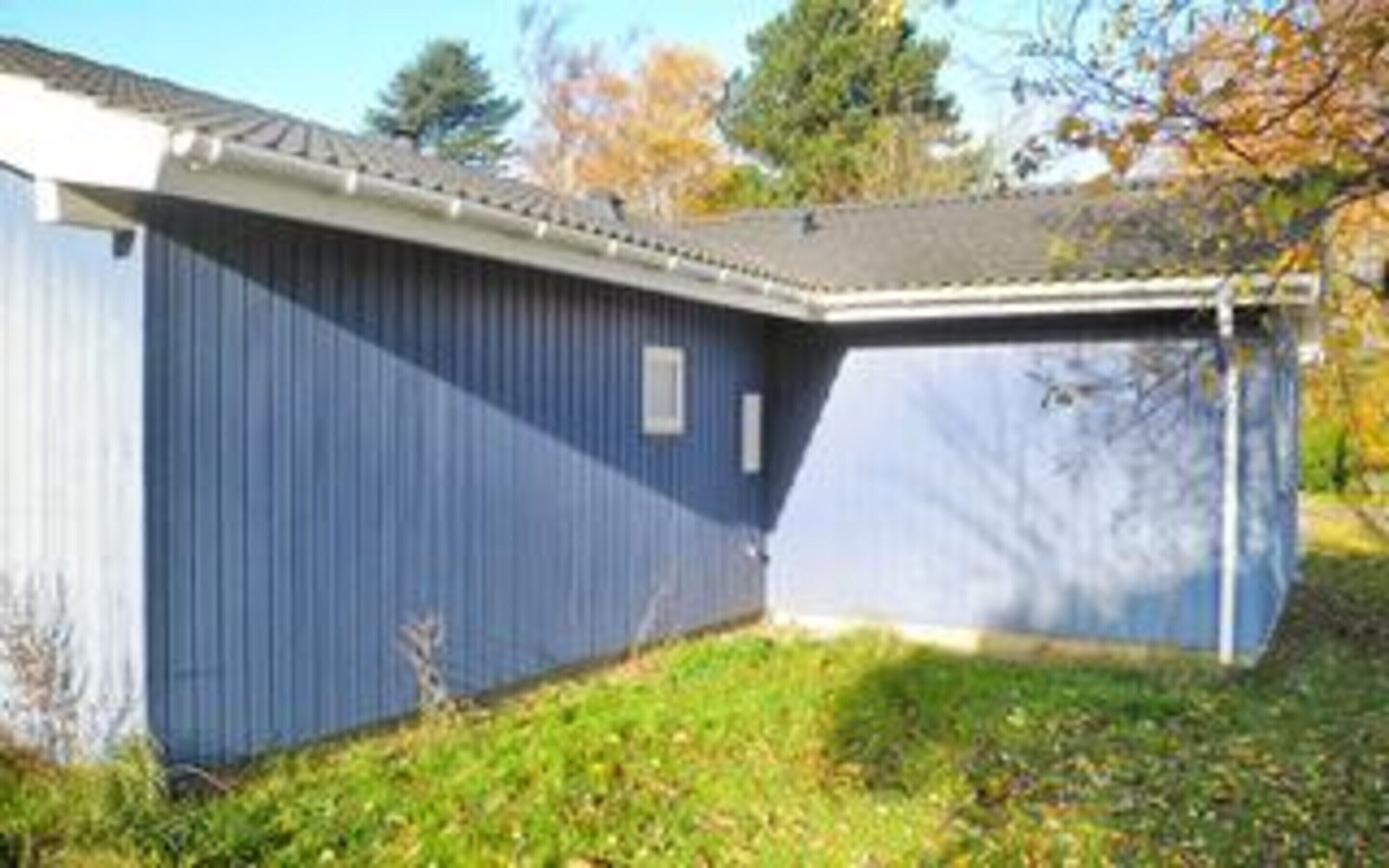Il s’agit d’un bâtiment d’un seul étage, à la façade bleue, doté d’un toit en pente et d’une petite fenêtre.