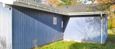 Il s’agit d’un bâtiment d’un seul étage, à la façade bleue, doté d’un toit en pente et d’une petite fenêtre.
