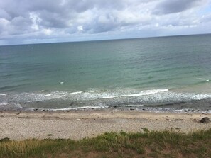 A beach with a pebbly shore and the ocean in the background. - 4 Star Holiday Home in Gilleleje (Gilleleje)
