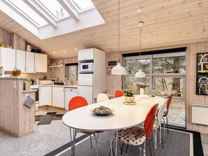 House | Dining - Lively Holiday Home in Ålbæk near Sea (Aalbaek)