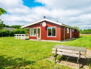 A red wooden building with a white roof, large windows, and a satellite dish. - 5 Star Holiday Home in Hovborg (Hovborg)