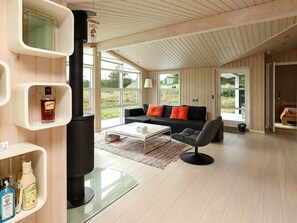 4 bedrooms, cribs/infant beds