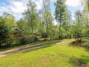 A rural landscape with a dirt path, a red building, and a car parked nearby. - 5 Star Holiday Home in Hadsund (Hadsund)