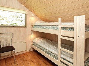 4 bedrooms, cribs/infant beds
