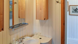 Bathroom - Contemporary Holiday Home in Jutland Overlooking Ho Bay (Blavand)