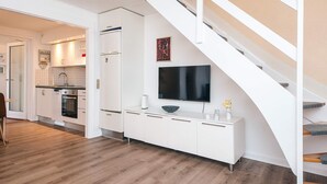 A modern kitchen with white cabinetry, a built-in oven, and a microwave. - 6 Person Holiday Home in Romo (Rømø)