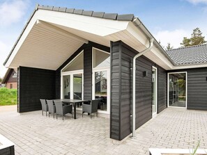 Outdoor dining - 8 Person Holiday Home in Blavand (Blavand)