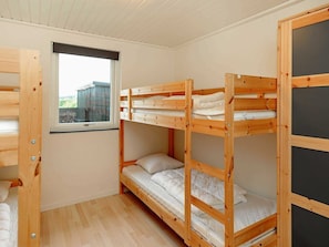 3 bedrooms, cribs/infant beds