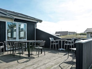 Outdoor dining - Modern Holiday Home in Fanø With Private Whirlpool (Fano)