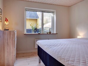 2 bedrooms, cribs/infant beds