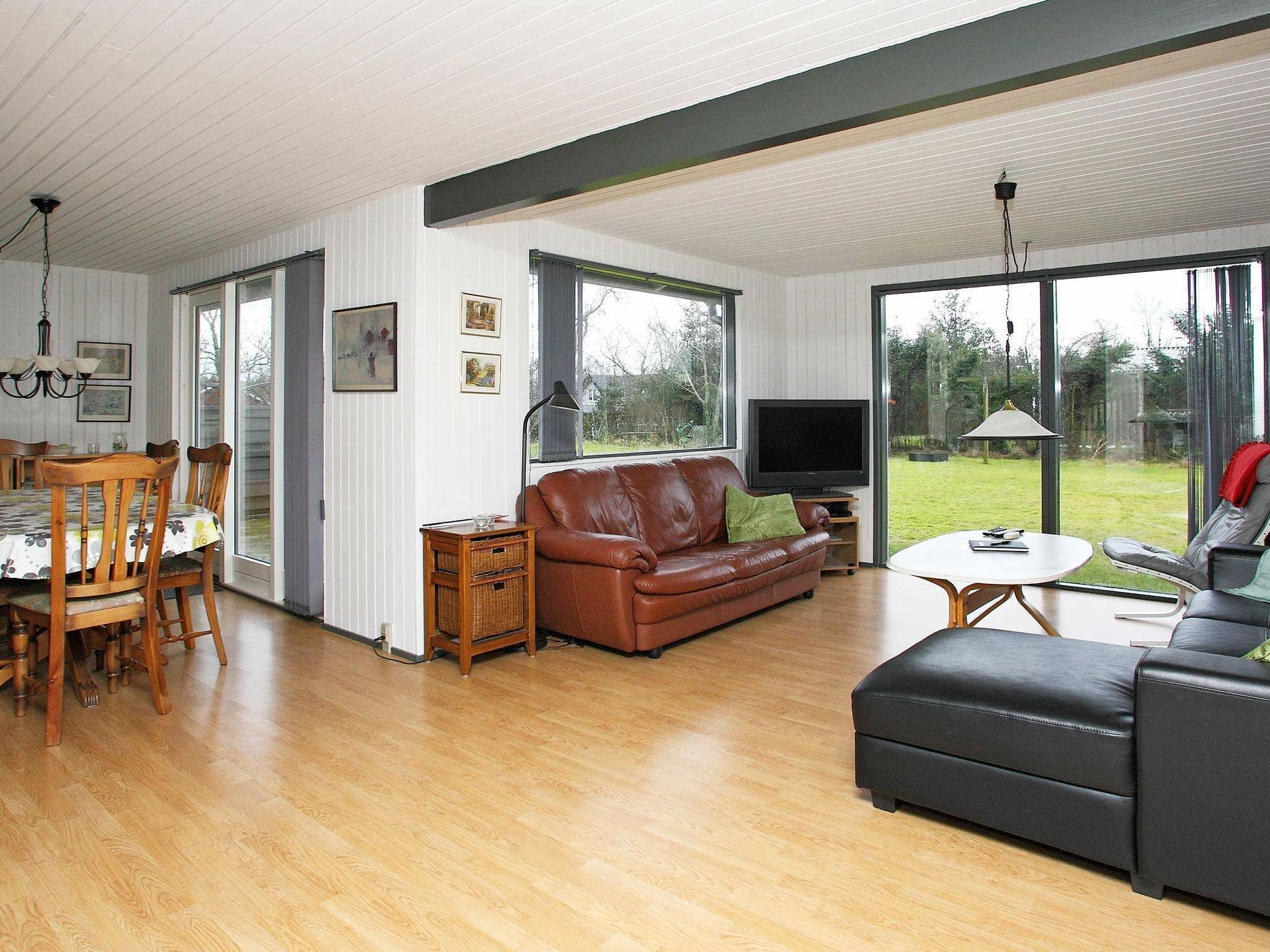 Talo | Oleskelualue | DVD-soitin, MP3-telakointiasema