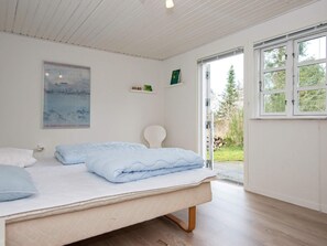 2 bedrooms, cribs/infant beds