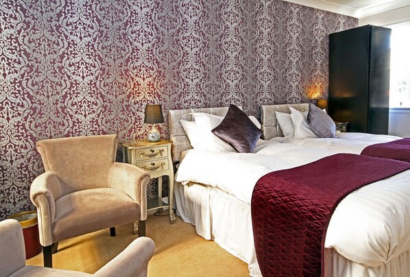 مكتب وستائر تعتيم ومكواة/لوح كي وواي فاي مجانًا