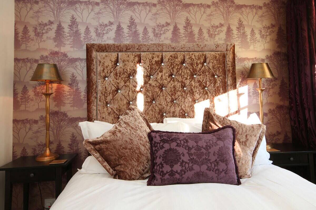 Classic Double Room | Desk, blackout drapes, iron/ironing board, WiFi (free)