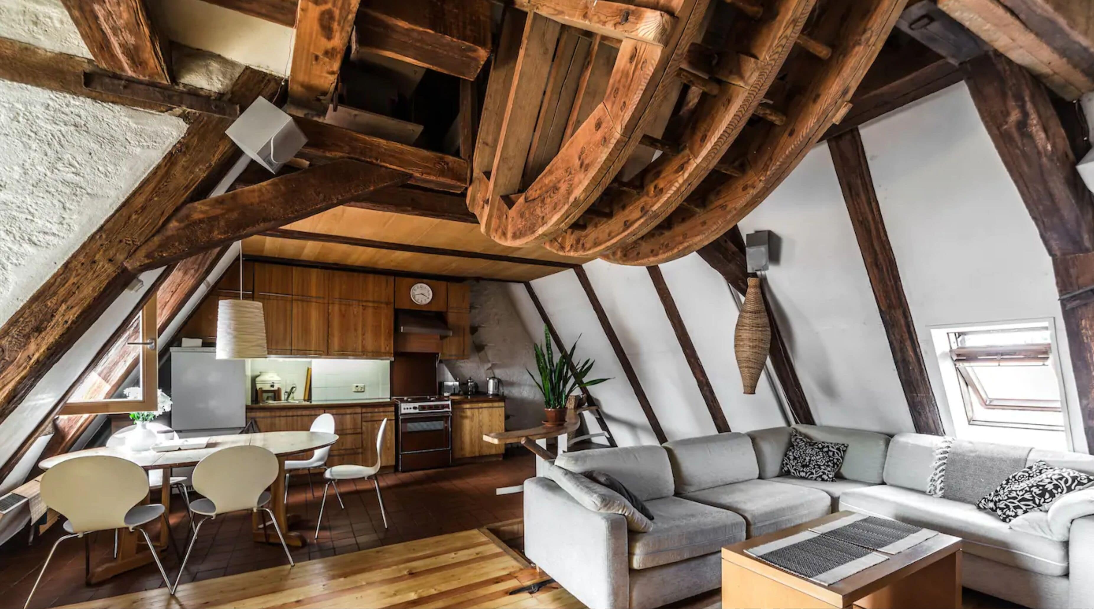 Smart-TV, Kamin, Bücher