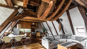 Smart-TV, Kamin, Bücher