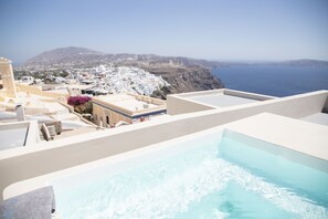 Deluxe Cliff Suite with Caldera View and Outdoor Hot Tub | Vistas del balcón